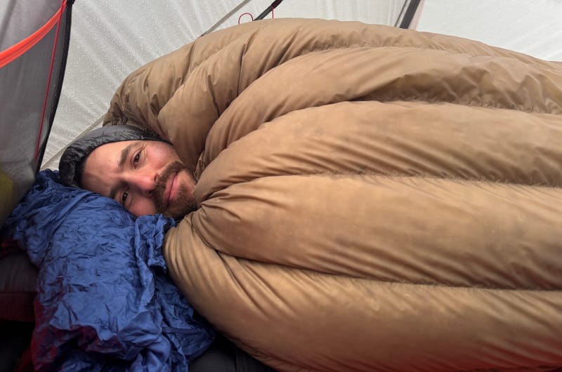 a man sleepings in the alphalite 900 custom quilt by el coyote and this shows the loft
